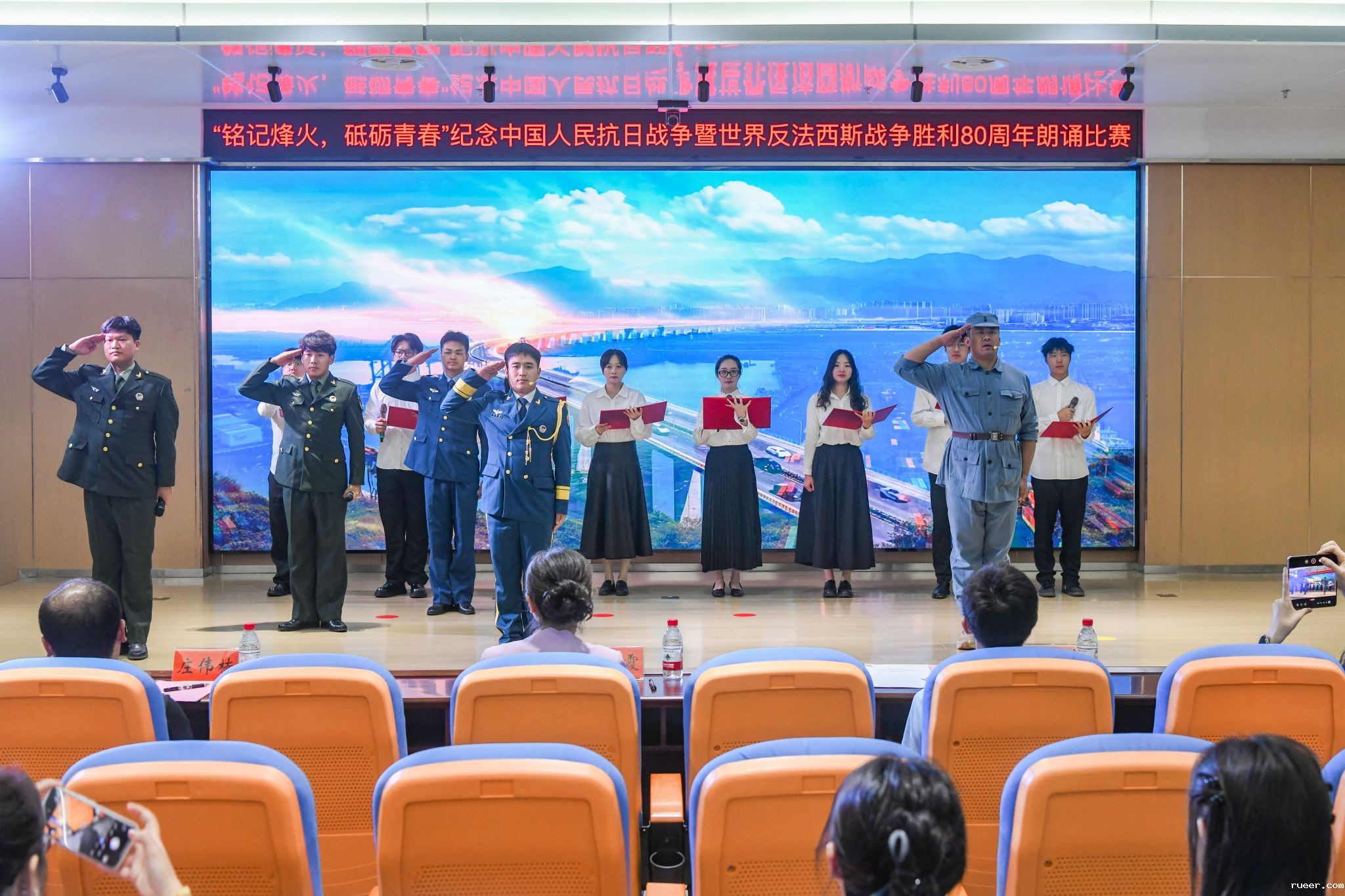 交汇点新闻：铭记烽火 砥砺青春 伟德官网手机版学子以声传情颂祖国